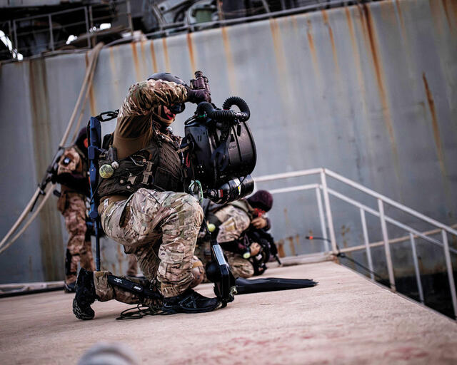 Ein Kampfschwimmer an Bord eines Schiffes mit Kreislauftauchgerät, das er abnimmt und sich auf die Auftragserteilung am Schiff vorbereitet. (Foto: Bundesheer/Paul Kulec)