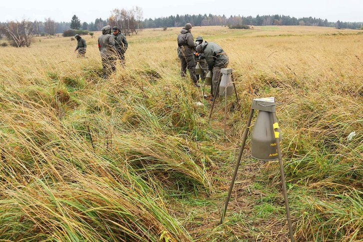 Pioniere bereiten Hohlladungen vor, um einen Panzergraben zu sprengen. Die Hohlladungen können Stahlstärken von rund 150 cm mit einer einzigen Sprengung durchdringen. (Foto: Bundesheer/Elisabeth Zechmeister)