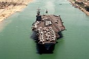 Die USS Dwight D. Eisenhower passierte im August 1990 den Sueskanal um die Verlegung der US-Truppen zu sichern. (Foto: PH3 Frank A. Marquart; gemeinfrei)