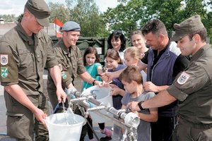 AFDRU-Soldaten helfen der Bevölkerung in Nord-Bosnien nach dem verheerenden Hochwasser im Mai 2014. (Foto: Bundesheer/Gunter Pusch)