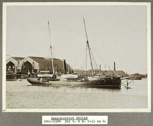 Aufnahme des k.u.k. Kriegshafens in Pula in Holzumrahmung. (Foto: Povjesni i Pomorski Muzej Istre - PPMI).
