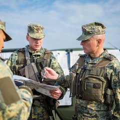 Der Referatsleiter Oliver Pilles (re.) gibt den nächsten Besprechungspunkt vor. (Foto: Bundesheer/Paul Kulec)