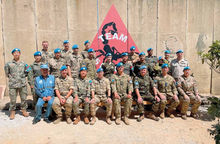 Der österreichische Oberst Hubert Pavlic (sitzend, 4. v. li.), Deputy Chief of Staff der UNTSO-Mission, mit den Militärbeobachtern. (Foto: UNTSO)