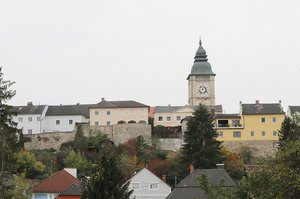 Blick auf Enns aus dem Osten mit den Resten der Stadtmauer und dem markanten Stadtturm. (Foto: RedTD/Gerold Keusch)