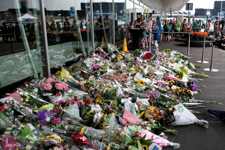 Gedenken an 298 Opfer von MH17 vor dem Amsterdamer Flughafen am 20. Juli 2014. (Foto: Roman Boed, <a href="https://creativecommons.org/licenses/by/2.0/deed.en" target ="_new">CC BY 2.0 </a>)