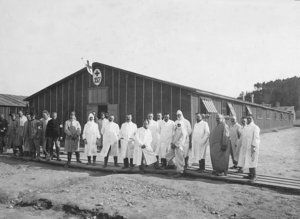 Ärzte und Sanitäter vor einer Krankenbaracke. (Foto: Archiv Franz Wiesenhofer)