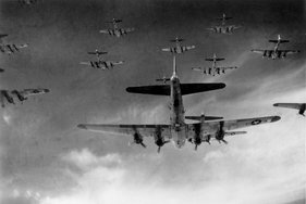 B-17-Langstreckenbomber des U.S. Air Force am Himmel über Deutschland am Ende des Zweiten Weltkriegese. (Foto: U.S. Air Force; gemeinfrei)