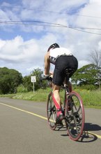 Die Waden wurden am Ende des Radbewerbes mit speziellem Sporttaping auf die zehn anschließenden Marathons vorbereitet. (Foto: Werner Planer)