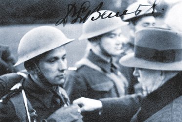 Jozef Gabcík (li.), Jan Kubiš (Mi.) und Edvard Beneš (re.), der Präsident der tschechoslowakischen Exilregierung in Großbritannien. (Fotos: UK Government/gemeinfrei)