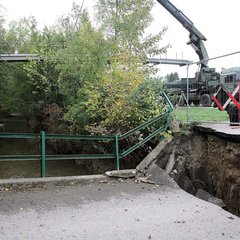 Die Melker Pioniere heben einen knapp 20 Meter langen Hilfssteg ein. Im Vordergrund ist die beschädigte Brücke zu sehen. (Foto: Bundesheer/Felix Höbarth)