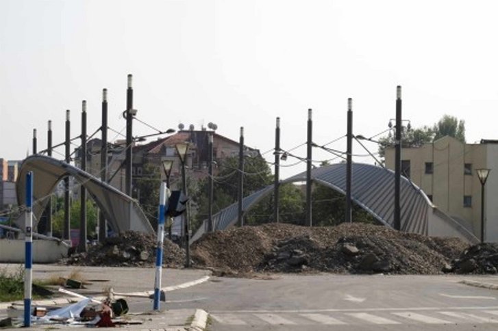 Die „Austerlitz-Brücke“ ist Mitrovicas Hauptbrücke über den Ibar. Sie wurde im September 2011 von kosovo-serbischen Aktivisten gesperrt. (Foto: ORFBtl)