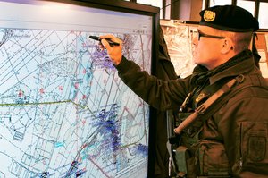 Ein Offizier aktualisiert die digitale Lagekarte der Brigadestellungen auf dem Smart Board. (Foto: Bundesheer/4.PzGrenBrig)