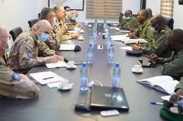 Besprechung zur Koordinierung der gemeinsamen Vorhaben in Mali. (Foto: Bundesheer/Matthias Resch)