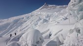 Um zum Lager 4 zu gelangen, musste das Spalten- und Serac-Labyrinth auf 7.000 - 7.200 m überwunden werden. (Foto: Gerald Schumer)