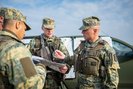 Der Referatsleiter Oliver Pilles (re.) gibt den nächsten Besprechungspunkt vor. (Foto: Bundesheer/Paul Kulec)