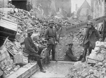 Deutsche Soldaten im zerstörten St. Quentin an der Westfront. (Foto: Hermann Rex; gemeinfrei)