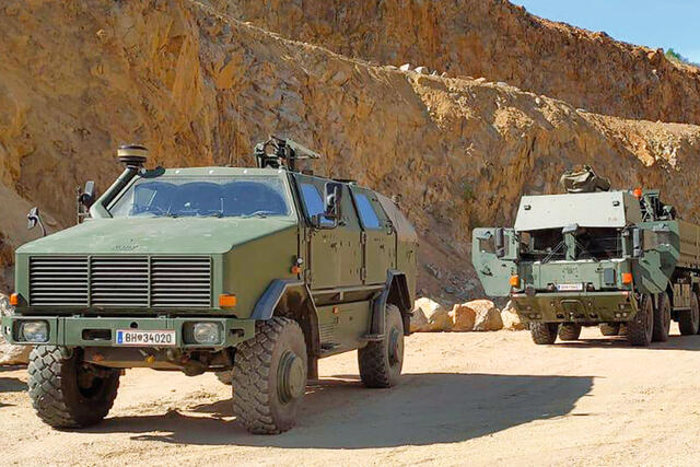 Fahrzeuge einer Versorgungskolonne während eines kurzen technischen Halts. (Foto: Bundesheer/Silberbauer)