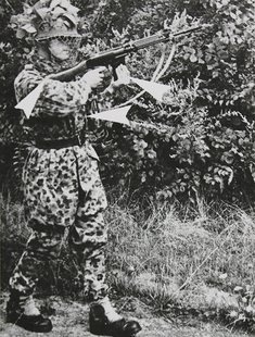 Vorgehen mit eingezogener Waffe, wenn mit plötzlich auftauchendem Gegner an einer bestimmten Stelle zu rechnen ist. (Foto: TD 3/1963)