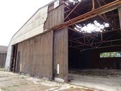 Blick in einen baufälligen Hangar. (Foto: Manuel Martinovic)