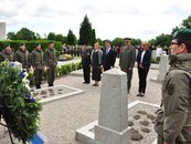 Kranzniederlegung während des Festaktes anlässlich der Renovierung des Friedhofes. (Foto: Egger/Stadtgemeinde Amstetten)