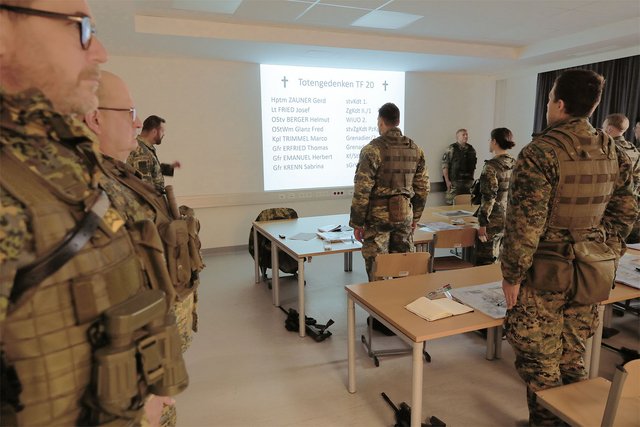 Vor der Befehlsausgabe: Gedenken an gefallene Kameraden. (Foto: Bundesheer/Angela Schmeissl)
