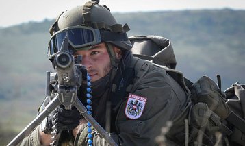 An Austrian soldier with his machine gun. (Photo: EUFOR)