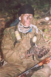 Ein Soldat der bosnisch-serbischen Streitkräfte während des Bosnienkrieges mit einer Reizstoff-Handgranate (li. mit der gelben Markierung). (Foto: Archiv Martinovic)