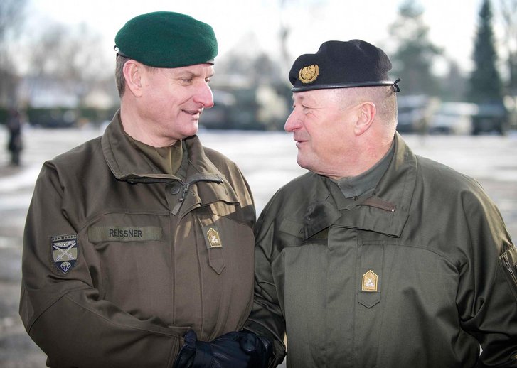 Kommandoübergabe: 2012 übergab Generalleutnant Mag. Günter Höfler das Streitkräfteführungskommando an Generalleutnant Mag. Franz Reissner. (Foto: Bundesheer/Harald Minich)