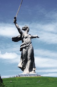 Die Kolossalstatue „Mutter Heimat ruft“ auf dem einst schwer umkämpften Mamajew-Hügel ist eine der größten Statuen der Welt. (Foto: Österreichisches Schwarzes Kreuz/Jaus)