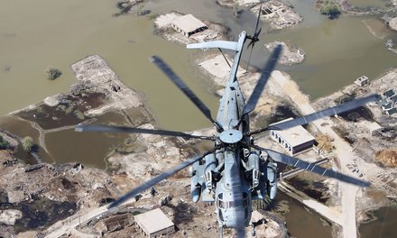 A Marine Corps Super Stallion helicopter from VMM-266 (REIN), 26th Marine Expeditionary Unit, flies in route to deliver relief supplies during humanitarian assistance operations in 2010 in the southern province of Sindh, Pakistan. (Photo: Capt. Paul Duncan/Public Domain)