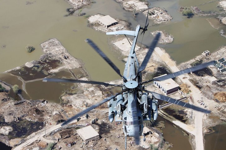 A Marine Corps Super Stallion helicopter from VMM-266 (REIN), 26th Marine Expeditionary Unit, flies in route to deliver relief supplies during humanitarian assistance operations in 2010 in the southern province of Sindh, Pakistan. (Photo: Capt. Paul Duncan/Public Domain)