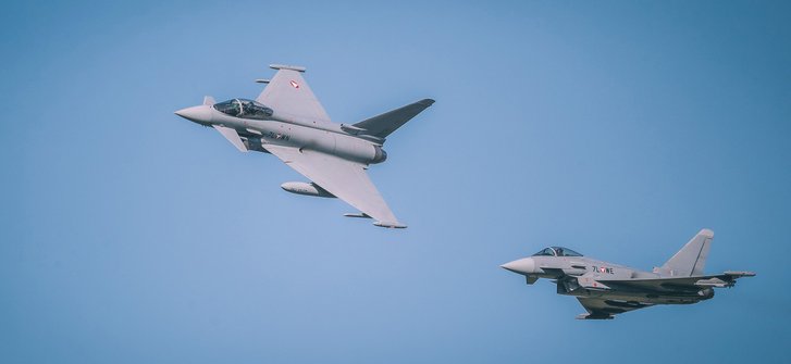 Bei einer Schutzoperation ist ständig mit einer Bedrohung aus der Luft zu rechnen, weshalb der Einsatz von Kampfflugzeugen (hier der Eurofighter) und der bodengebundenen Luftabwehr ständig sicherzustellen ist. (Foto: HBF/Trippolt)