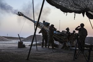 Eine US-Artillerieeinheit unterstützt den Angriff der irakischen Armee auf Mossul gegen den IS während der Phase II der Rückeroberungsoffensive. (Foto: CJTF-OIR)