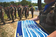Fahnenbänder für bewältigte Einsätze. (Foto: Eurocorps)