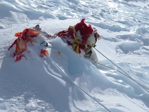 Überreste einer gescheiterten Expedition im Lager 4. Leichen von Sherpas werden auf dieser Höhe meistens nicht mehr geborgen. (Foto: RNLMC/Bart)