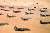 Geparkte F-15E Eagle Jets während der Operation Desert Shield. (Foto: Phan Chad Vann; gemeinfrei)