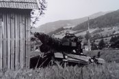 Ein Jagdpanzer Kürassier in Stellung neben einer Scheune. (Foto: Archiv Truppendienst)