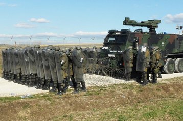 Crowd and Riot Control (CRC) „Trockentraining“ mit dem Wasserwerfer Duro „Yak“ 6x6  der Deutschen Bundeswehr. (Foto: ORFBtl)