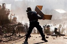 Die Lage am Road Block eskaliert. Die Hardliner unter den Demonstranten sind mit Schutzmasken ausgestattet und versuchen mit Tränengas die KFOR am Räumen der Sperre zu hindern. (Foto: ORFBtl)