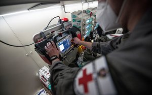 Ein Sanitätsoffizier am halbautomatischen Defibrillator ARGUS PRO LifeCare 2. (Foto: Bundesheer/Harald Minich)