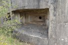 Schießscharte eines Maschinengewehr-Bunker an der Südostecke. Die Betonstufen der Scharte dienten als Geschoßfang. (Foto: Manuel Martinovic)