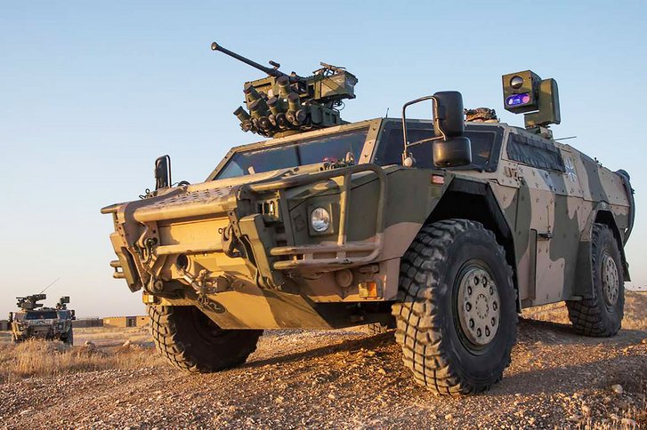 Feuerunterstützungstrupp auf einem Spähwagen "Fennek" der Deutschen Bundeswehr mit eingebautem Beobachtungsgerät zur Zielfestlegung. (Foto: Bundeswehr/Marco Dorrow; gemeinfrei)