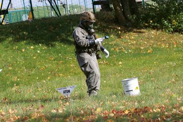 Ein Spürer misst die Radioaktivität eines Behältnisses mit der Handsonde des ABC-Simulationssystems ARGON. (Foto: Bundesheer/Sascha Harold)