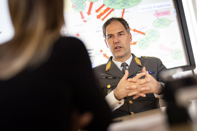 TRUPPENDIENST-Redakteurin Anna Hlawatsch traf Brigadier Mag. Philipp Eder zum Interview. (Foto: Bundesheer/Daniel Trippolt)