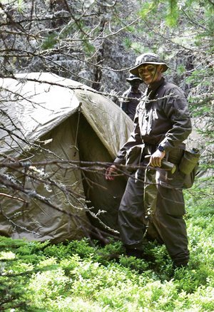 Ein Schüler mit Gesichtstarnung während des Camp Green. (Foto: Bundesheer)