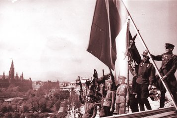 Soldaten der Roten Armee hissen die Siegesfahne auf dem Dach der Hofburg. (Foto: HGM)