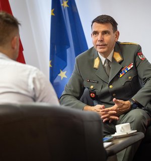 Generalmajor Bruno Hofbauer im Gespräch mit dem TRUPPENDIENST. (Foto: Bundesheer/Daniel Trippolt)