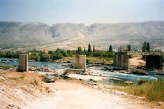 Die zerstörte Fliegerbrücke nach dem Ende des Bosnienkrieges. (Foto: Archiv Martinovic) 