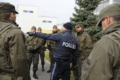 Ein Polizist bildet Soldaten während der Übung aus. (Foto: Stefan Tesch)