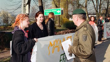 Der Regimentskommandant Oberst Josef Puntigam löste die Minidemonstration des 1. April 1998 auf, indem er die Demonstrantinnen in die Kaserne einlud und für Transparenz durch sachliche Information sorgte. (Foto: HBF)